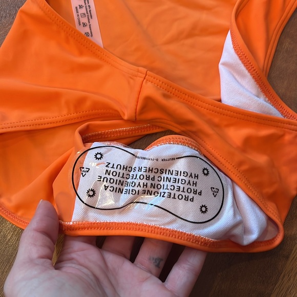 New Viilop two piece, beautiful orange swimsuit - Picture 8 of 16